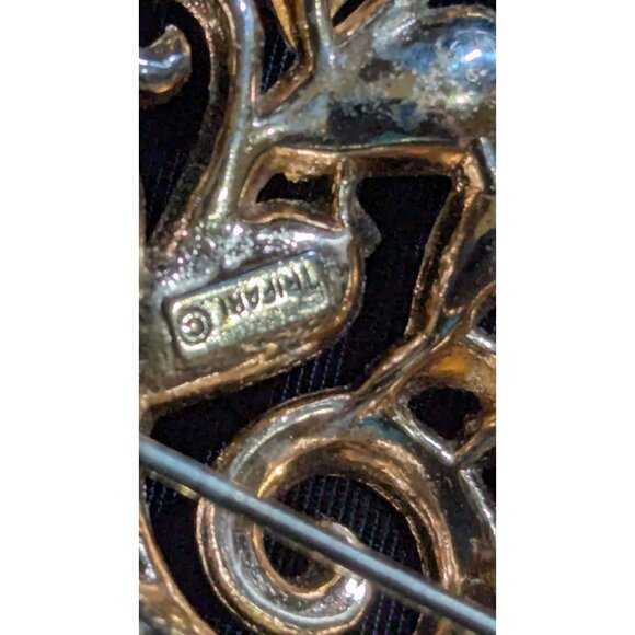 Vintage Crown Trifari  Brooch With Red Rhinestones Floral Swirl Design 2 Inches - Picture 5 of 7